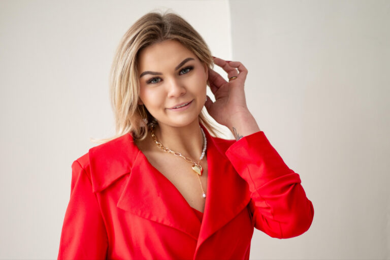 Jak dobrać biżuterię do typu urody? Praktyczny poradnik z kolekcją Orvella