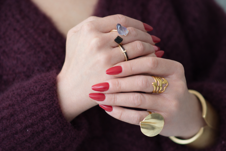 Złoto czy srebro? Jak wybrać biżuterię, która naprawdę pasuje do Ciebie