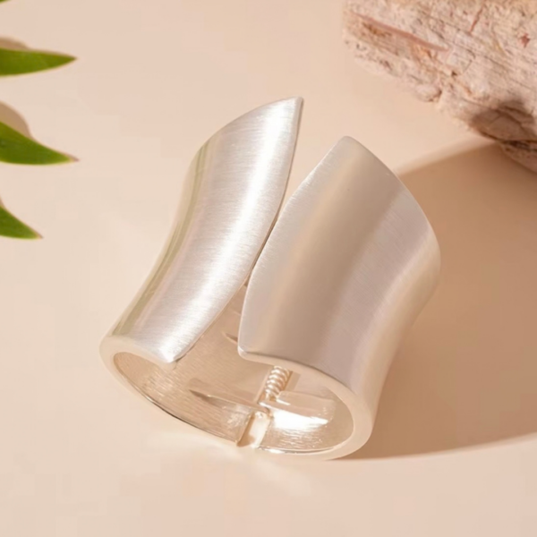 bransoletka_sculpted_wave_silver_mat_orvella6 Bransoletka Sculpted Wave Silver Mat – zdjęcie 5