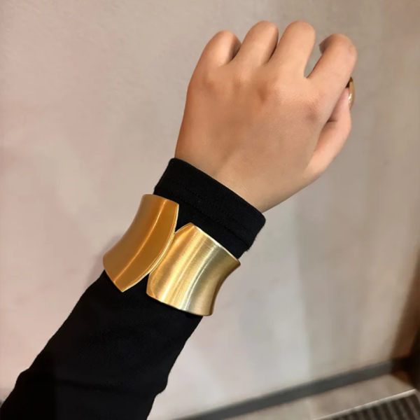 bransoletki_sculpted_wave_gold_mat_sara_baranska_01