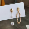 kolczyki_liquid_pearl_asymmetric_art_earrings_gold_sara_baranska_0