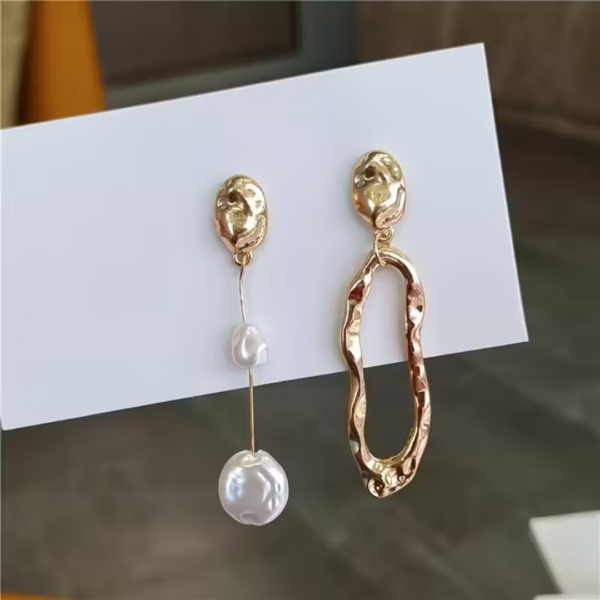 kolczyki_liquid_pearl_asymmetric_art_earrings_gold_sara_baranska_0