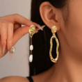 kolczyki_liquid_pearl_asymmetric_art_earrings_gold_sara_baranska_01