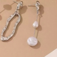 kolczyki_liquid_pearl_asymmetric_art_earrings_silver_sara_baranska_02