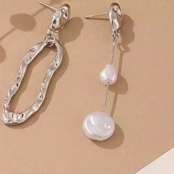 kolczyki_liquid_pearl_asymmetric_art_earrings_silver_sara_baranska_02