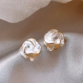 kolczyki_ivory_whisper_bloom_mother_of_pearl_touch_sara_baranska_01