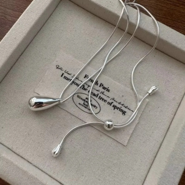 kolie_silver_drop_elegant_flow_pendant_sara_baranska_01