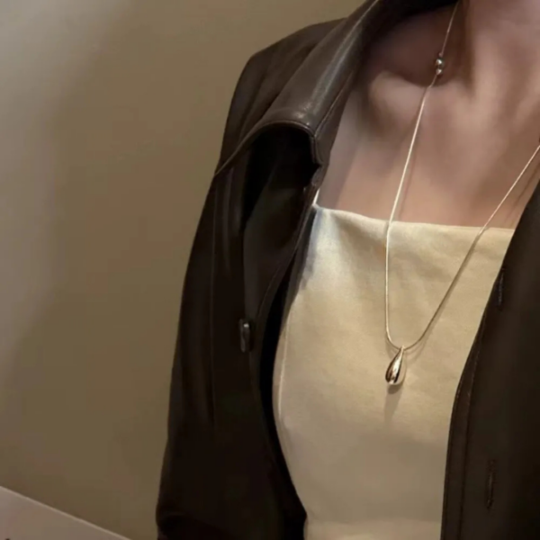 kolie_silver_drop_elegant_flow_pendant_sara_baranska_02