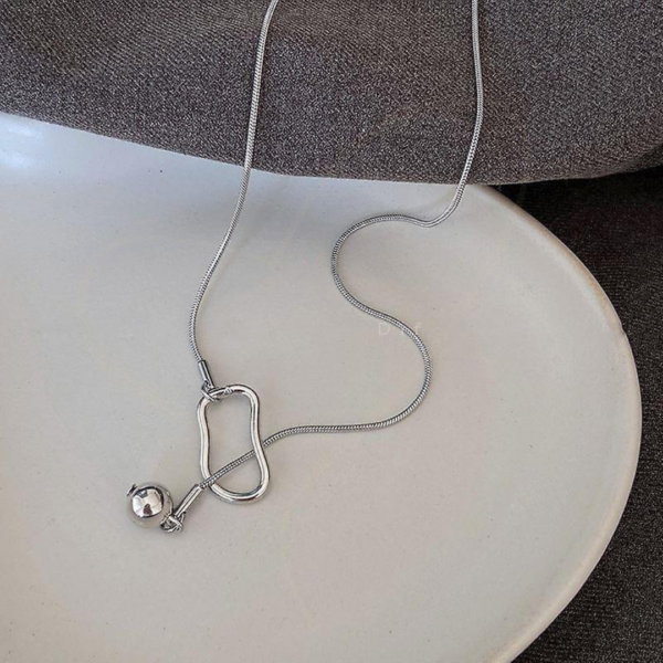 kolie_silver_knot_modern_balance_pendant_sara_baranska_01