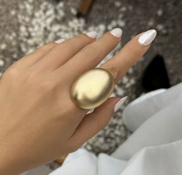 aurelia_matte_gold_pierscionek_oval_statement_sara_baranska_ovella