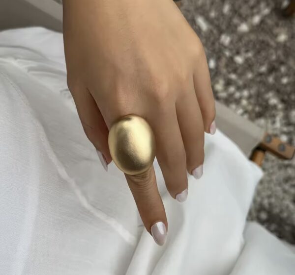 aurelia_matte_gold_pierscionek_oval_statement_sara_baranska_ovella1