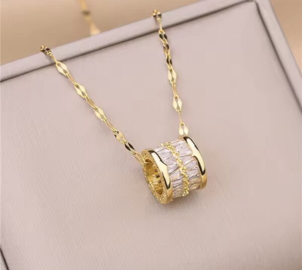 naszyjnik_ze_zdobionym_wisiorkiem_luxera_crystal_gold_orvella