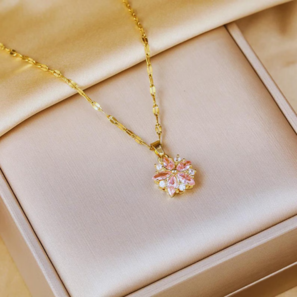 kolie_blush_flower_crystal_sara_baranska_02 kolie_blush_flower_crystal_sara_baranska_02
