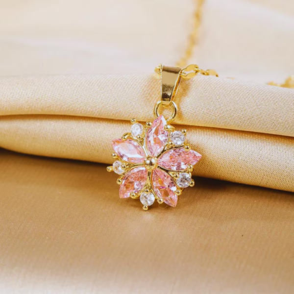 kolie_blush_flower_crystal_sara_baranska_03 kolie_blush_flower_crystal_sara_baranska_03