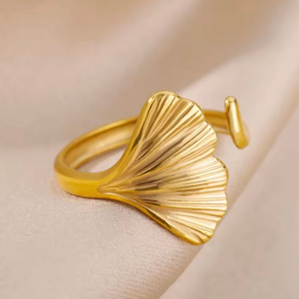 pierscionek_aurelia_ginkgo_gold_sara_baranska_orvella3 pierscionek_aurelia_ginkgo_gold_sara_baranska_orvella3