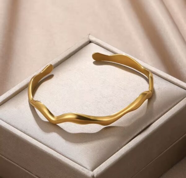 golden_wave_zlota_bransoletka_sara_baranska_orvella3 golden_wave_zlota_bransoletka_sara_baranska_orvella3