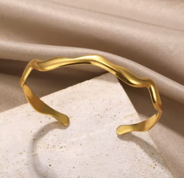 golden_wave_zlota_bransoletka_sara_baranska_orvella2 golden_wave_zlota_bransoletka_sara_baranska_orvella2