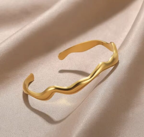 golden_wave_zlota_bransoletka_sara_baranska_orvella1 golden_wave_zlota_bransoletka_sara_baranska_orvella1