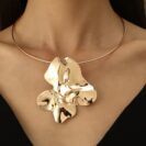artystyczny_choker_z_rzezbiarskim_medalionem_aurora_flow_gold_sara_baranska_orvella