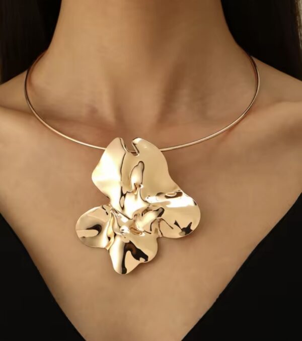 artystyczny_choker_z_rzezbiarskim_medalionem_aurora_flow_gold_sara_baranska_orvella artystyczny_choker_z_rzezbiarskim_medalionem_aurora_flow_gold_sara_baranska_orvella