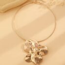 artystyczny_choker_z_rzezbiarskim_medalionem_aurora_flow_gold_sara_baranska_orvella1