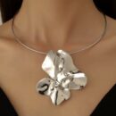 artystyczny_choker_z_rzezbiarskim_medalionem_aurora_flow_silver_sara_baranska_orvella