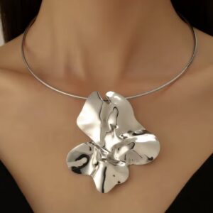 Artystyczny Choker z rzeźbiarskim medalionem Aurora Flow silver