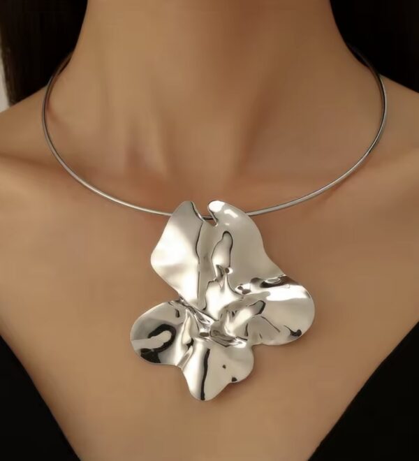 artystyczny_choker_z_rzezbiarskim_medalionem_aurora_flow_silver_sara_baranska_orvella artystyczny_choker_z_rzezbiarskim_medalionem_aurora_flow_silver_sara_baranska_orvella