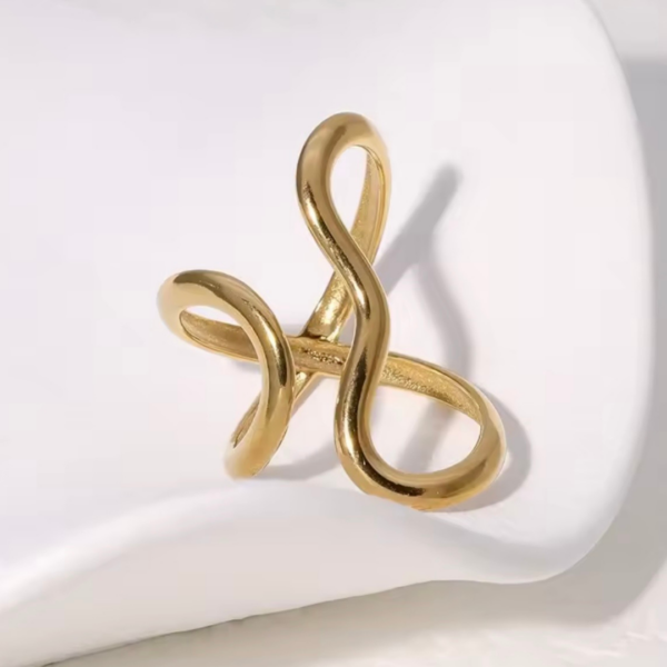 infinity_flow_gold_pozlacany_pierscionek_sara_baranska_orvella2 infinity_flow_gold_pozlacany_pierscionek_sara_baranska_orvella2