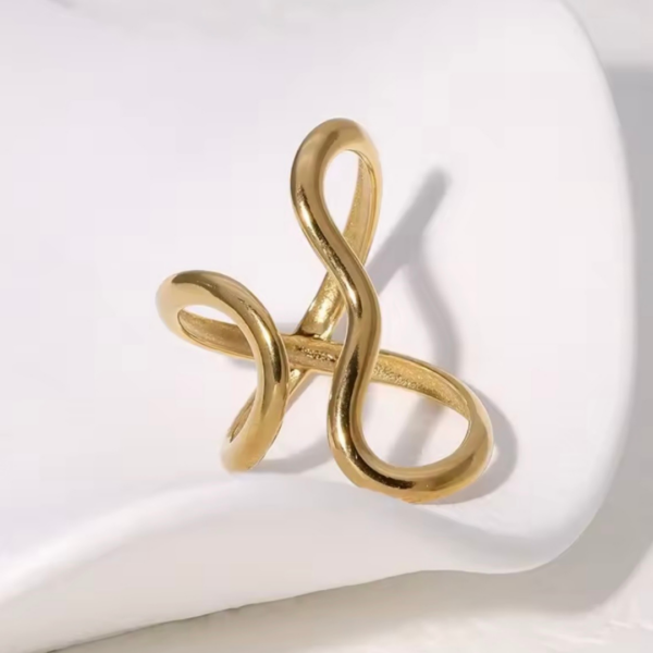 infinity_flow_gold_pozlacany_pierscionek_sara_baranska_orvella3 infinity_flow_gold_pozlacany_pierscionek_sara_baranska_orvella3