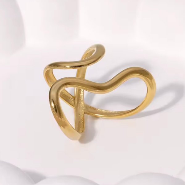 infinity_flow_gold_pozlacany_pierscionek_sara_baranska_orvella4 infinity_flow_gold_pozlacany_pierscionek_sara_baranska_orvella4