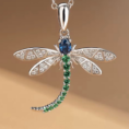 naszyjnik_z_wazka_krysztalami_emerald_dragonfly_sara_baranska_orvella