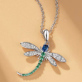 naszyjnik_z_wazka_krysztalami_emerald_dragonfly_sara_baranska_orvella1