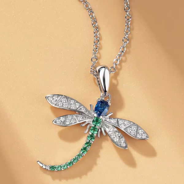 naszyjnik_z_wazka_krysztalami_emerald_dragonfly_sara_baranska_orvella1 naszyjnik_z_wazka_krysztalami_emerald_dragonfly_sara_baranska_orvella1