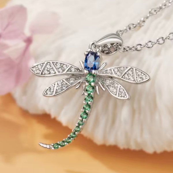 naszyjnik_z_wazka_krysztalami_emerald_dragonfly_sara_baranska_orvella2 naszyjnik_z_wazka_krysztalami_emerald_dragonfly_sara_baranska_orvella2