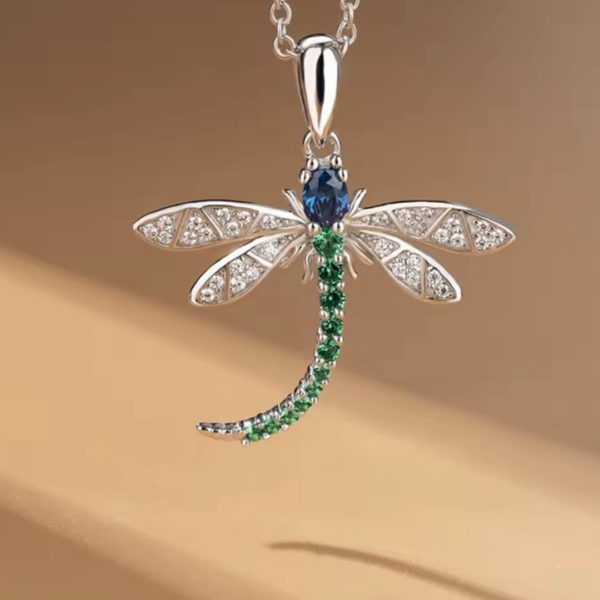 naszyjnik_z_wazka_krysztalami_emerald_dragonfly_sara_baranska_orvella3 naszyjnik_z_wazka_krysztalami_emerald_dragonfly_sara_baranska_orvella3