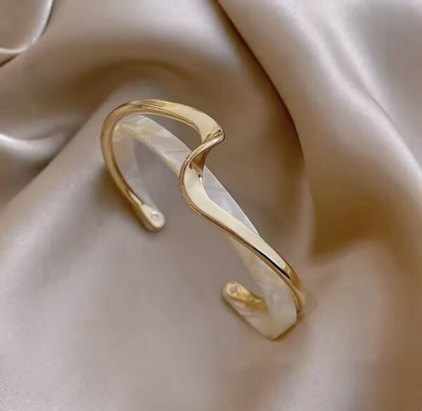 pearl_wave_gold_bransoletka_sara_baranska_orvella1 pearl_wave_gold_bransoletka_sara_baranska_orvella1