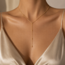 zlota_linia_naszyjnik_krawatka_stal_chirurgiczna_sara_baranska_orvella1