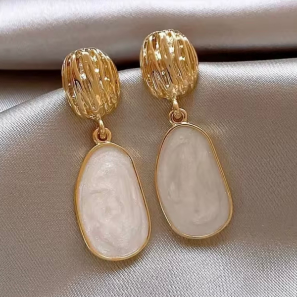 zlote_kolczyki_z_masa_perlowa_lumea_pearl_sara_baranska_orvela1