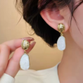 zlote_kolczyki_z_masa_perlowa_lumea_pearl_sara_baranska_orvela3