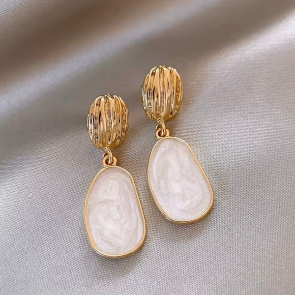 zlote_kolczyki_z_masa_perlowa_lumea_pearl_sara_baranska_orvela5
