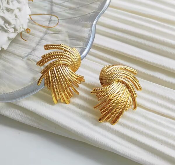 aurelis_wave_gold_zlote_kolczyki_orvella_sara_baranska1