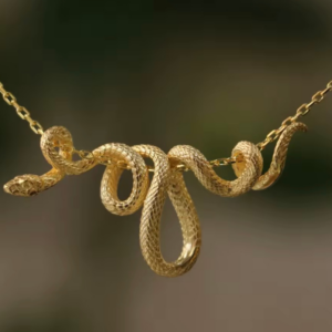 Łańcuszek i wisiorek SERPENTIA gold symbol siły, przemiany i kobiecej odwagi.