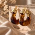 kolczyki_ambera_glow_zywica_orvella_18k