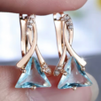 Kolczyki CELESTIA AZURE GOLD 18K ze stali chirurgicznej z błękitnym kryształem – zdjęcie 3