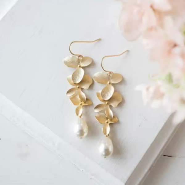 kolczyki_flora_pearl_bloom_gold_orvella2 Kolczyki kwiaty z perełką – zdjęcie 4