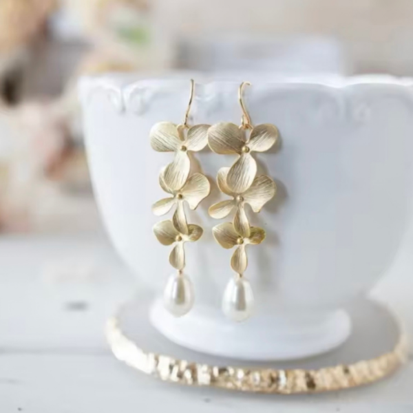 kolczyki_flora_pearl_bloom_gold_orvella4 Kolczyki kwiaty z perełką – zdjęcie 6