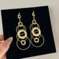 Kolczyki Golden Orbit Gold kolczyki wiszące z geometrycznymi kołami – zdjęcie 3