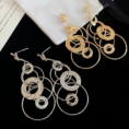 Kolczyki Golden Orbit Gold kolczyki wiszące z geometrycznymi kołami – zdjęcie 7