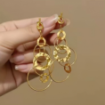 Kolczyki Golden Orbit Gold kolczyki wiszące z geometrycznymi kołami – zdjęcie 5